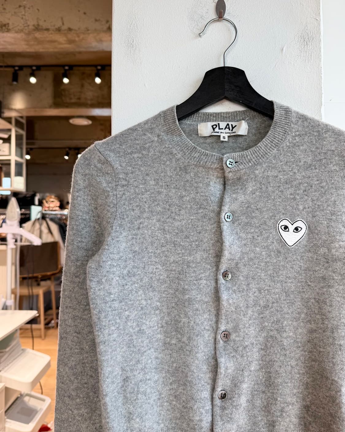 꼼데가르송 플레이 그레이 화이트와펜 가디건  상품이미지4