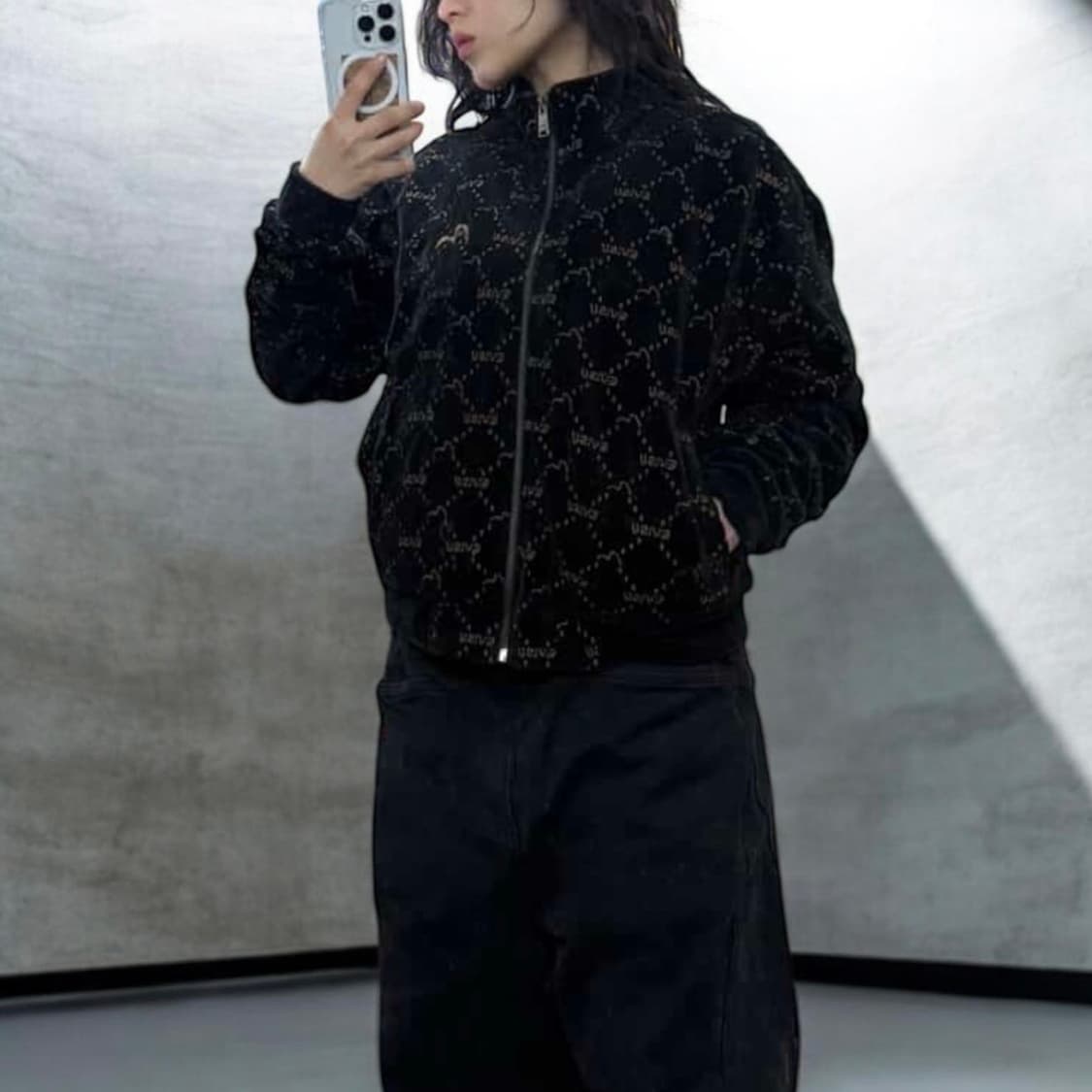 에비수 모노그램 자수 벨벳 집업 상품이미지1