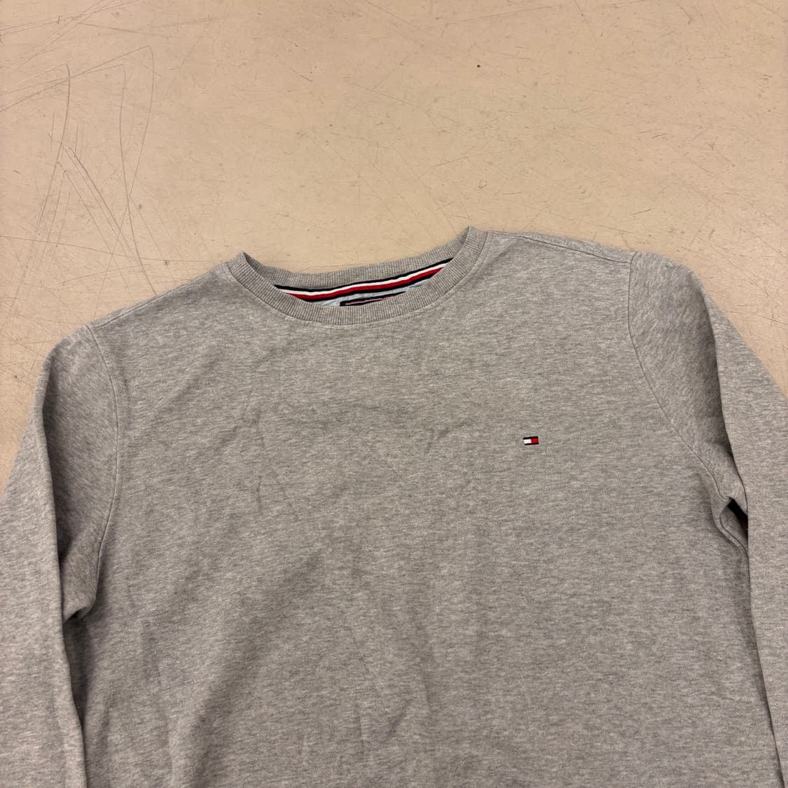 타미힐피거 스몰로고 그레이 맨투맨 상품이미지2