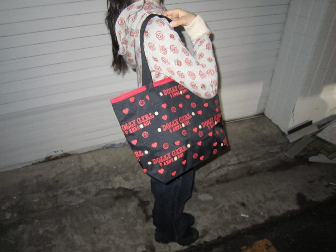 안나수이 토트백 하트 레드 로고 패턴 디테일 블랙 상품이미지2