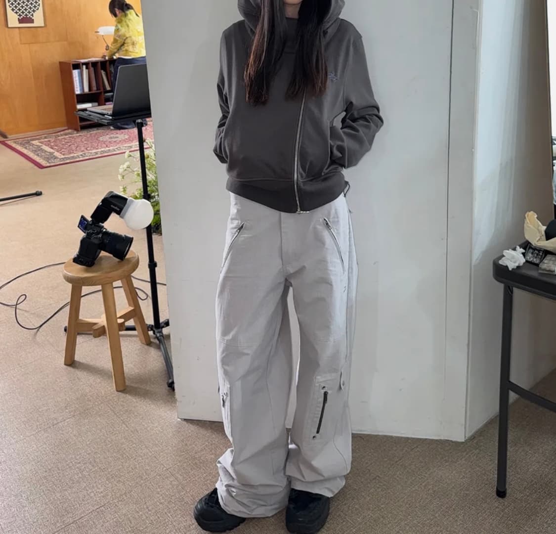 송이송이X탄산 사이드 더블 지퍼 카고 팬츠 (라이트 그레이) 상품이미지1