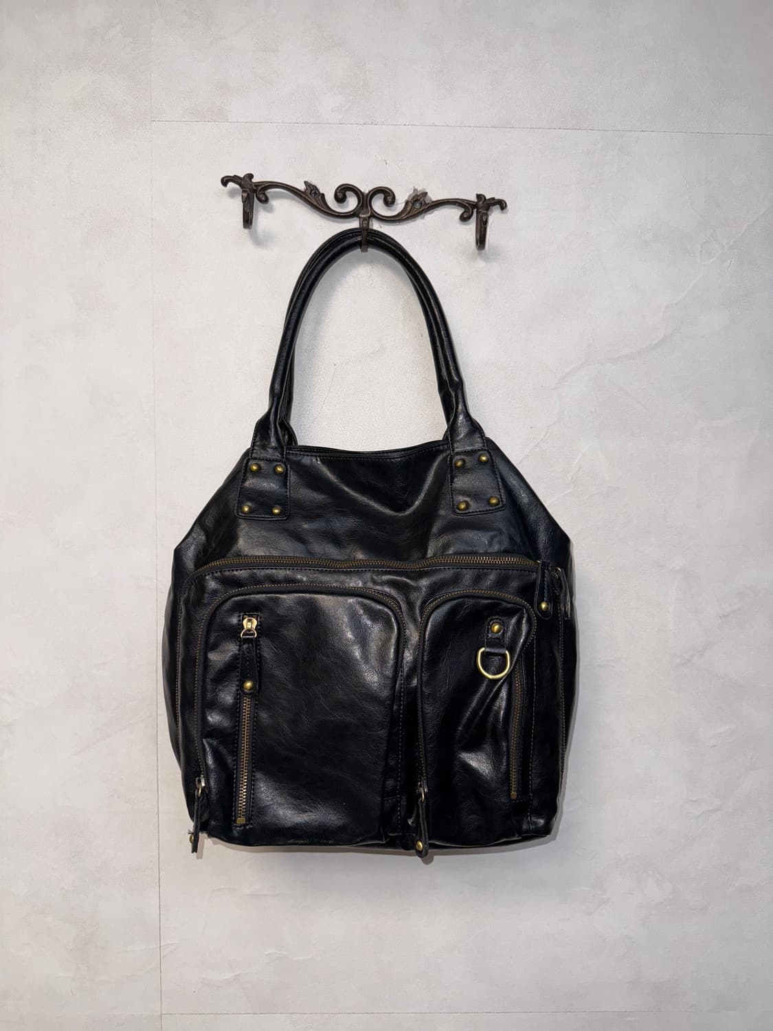 Black multi pocket stud shoulder bag 상품이미지1