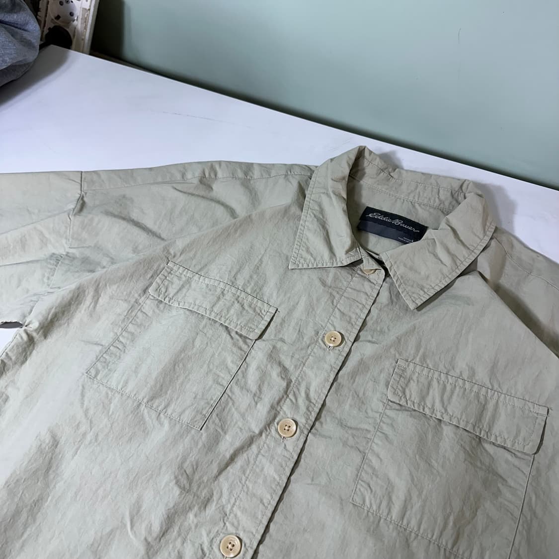 우먼L 에디바우어 파스텔베이지 투포켓 나일론 반팔셔츠 상품이미지1