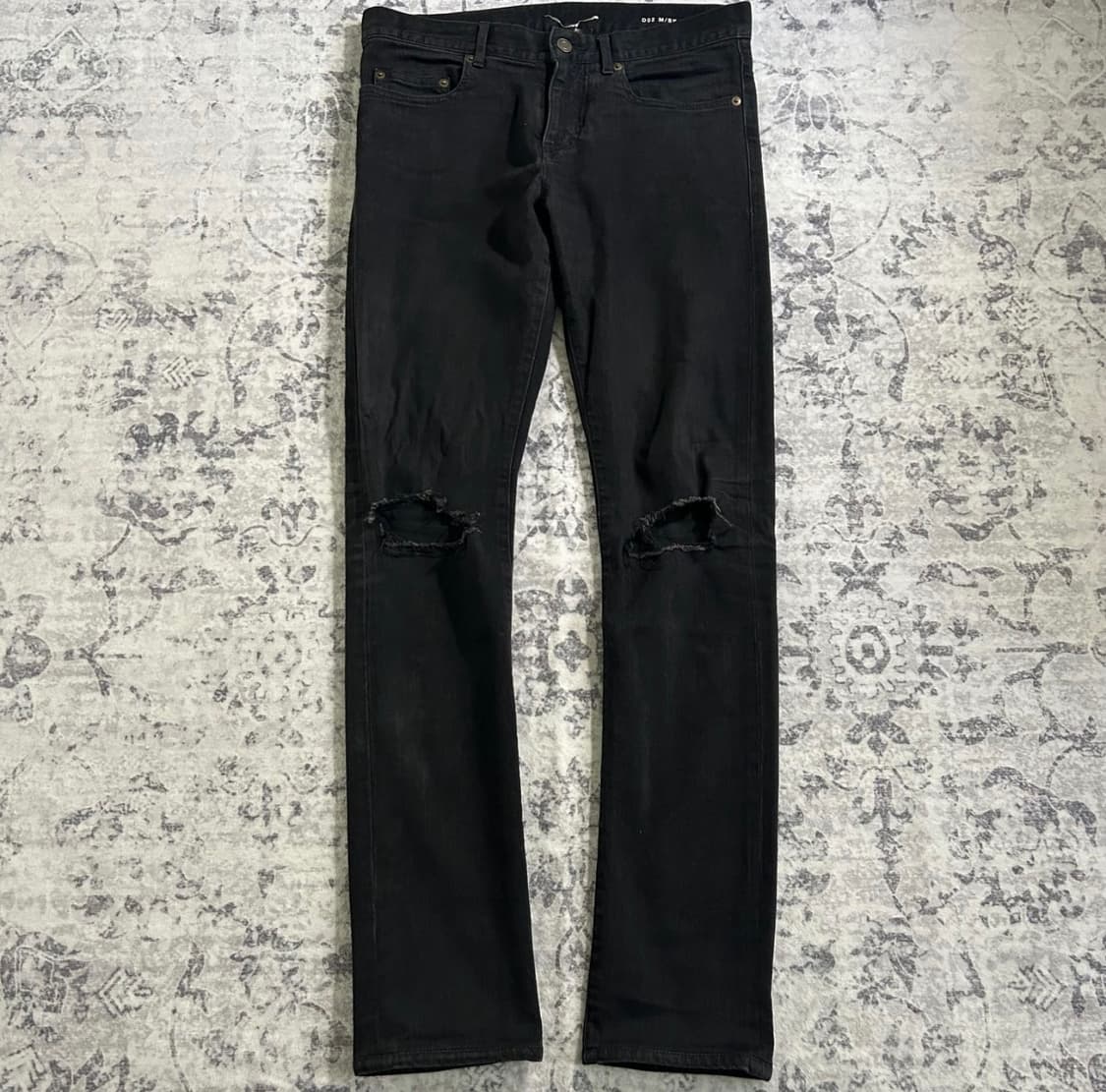 생로랑 D02 무릎 슬릿 디스트로이드 블랙 데님 상품이미지1