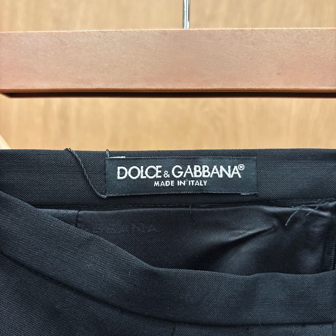 돌체앤가바나 미디 스커트 전면 원턱 후면 지퍼 디테일 H라인 블랙 상품이미지6