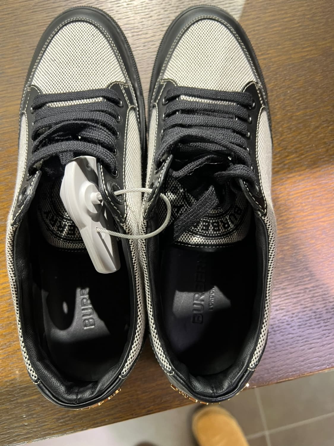 버버리 로우탑 스니커즈 상품이미지4