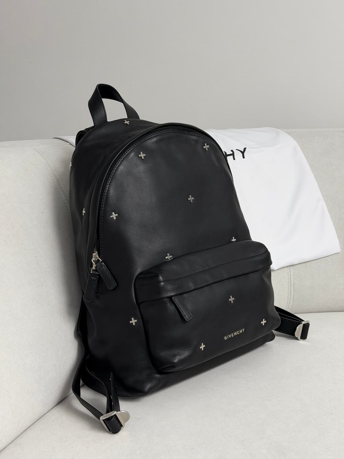 지방시 크로스 스터드 레더 백팩 상품이미지2