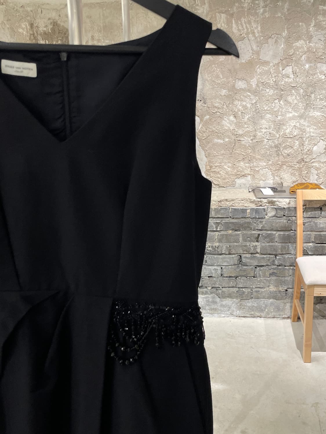 드리스 반 노튼 블랙 비즈 핀턱 슬리브리스 롱 원피스 상품이미지3