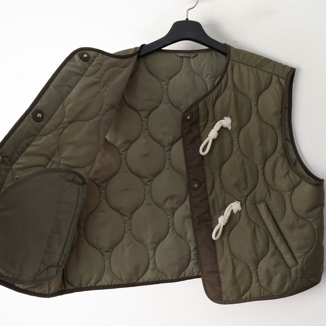 66/에잇세컨즈 퀼팅 토글단추 베스트 상품이미지4