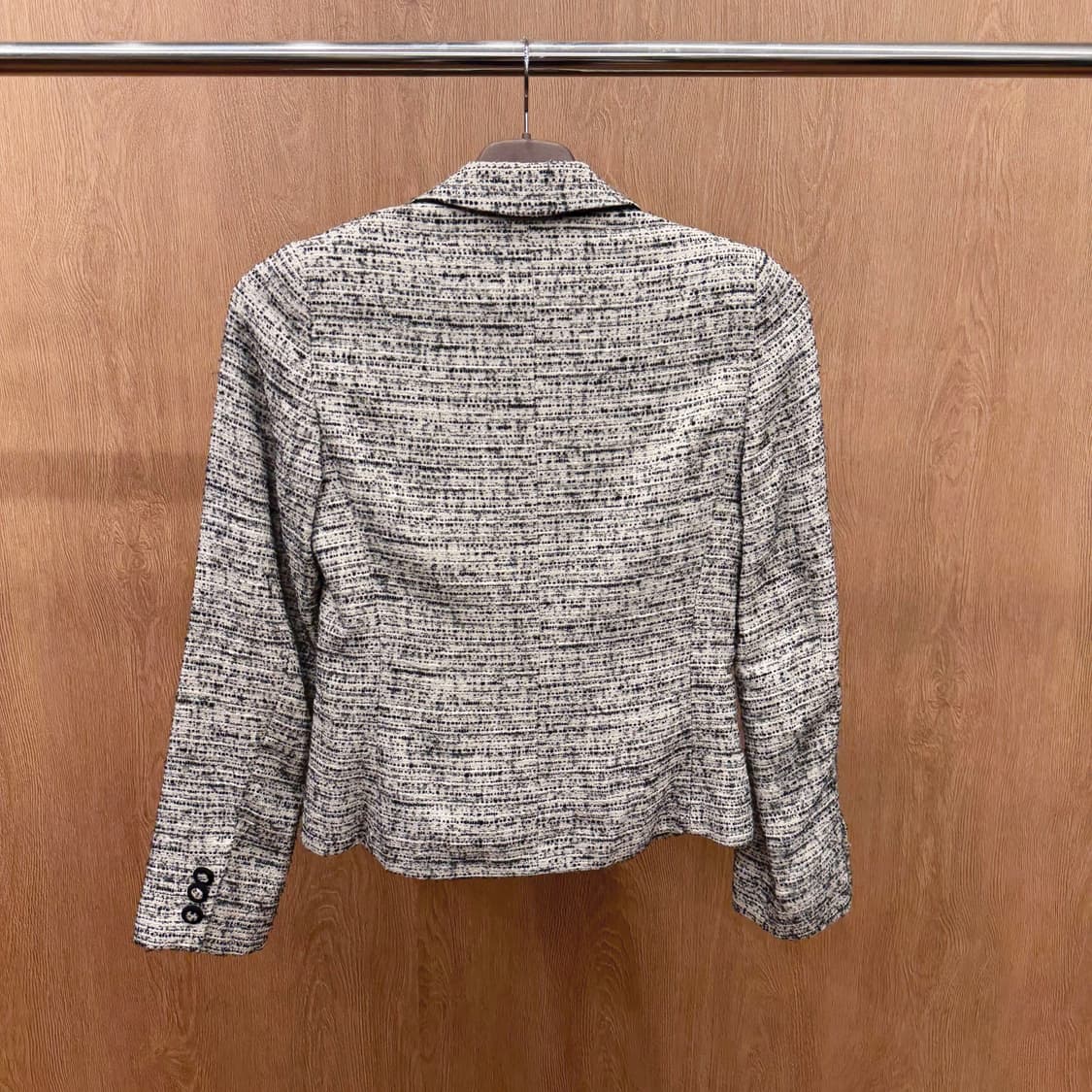 막스마라 트위드 자켓 블랙 파이핑 라인 싱글 버튼 디테일 슬림핏 아이보리 상품이미지3