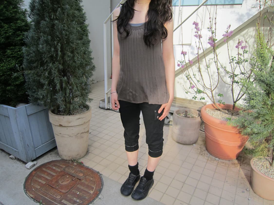 띠어리 슬리브리스 니트 핀턱 플리츠 디테일 루즈핏 브라운 상품이미지1