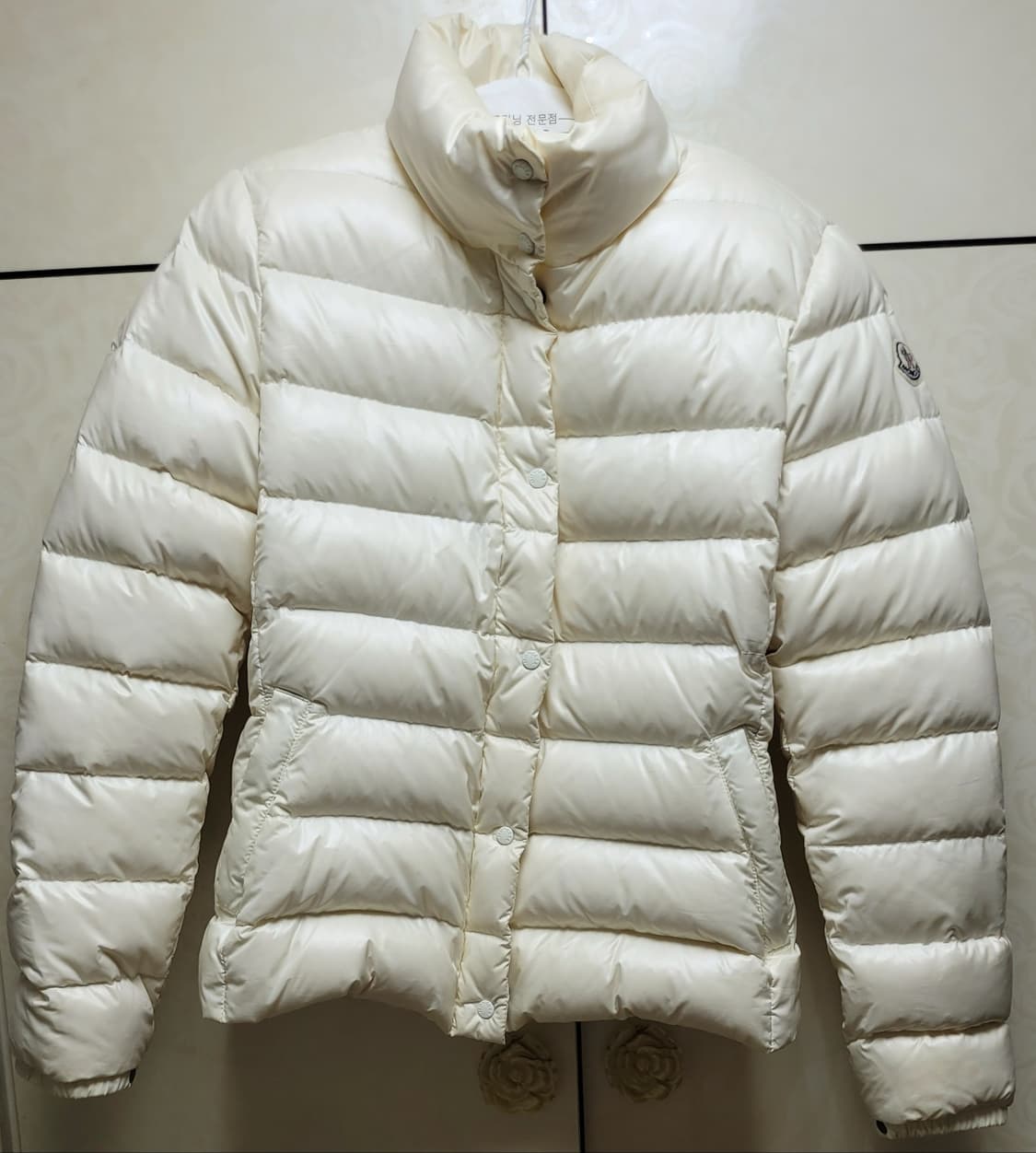 [정품] 몽클레어 패딩 아이보리 사이즈 2 (여성용) 새상품급 한정판 상품이미지4