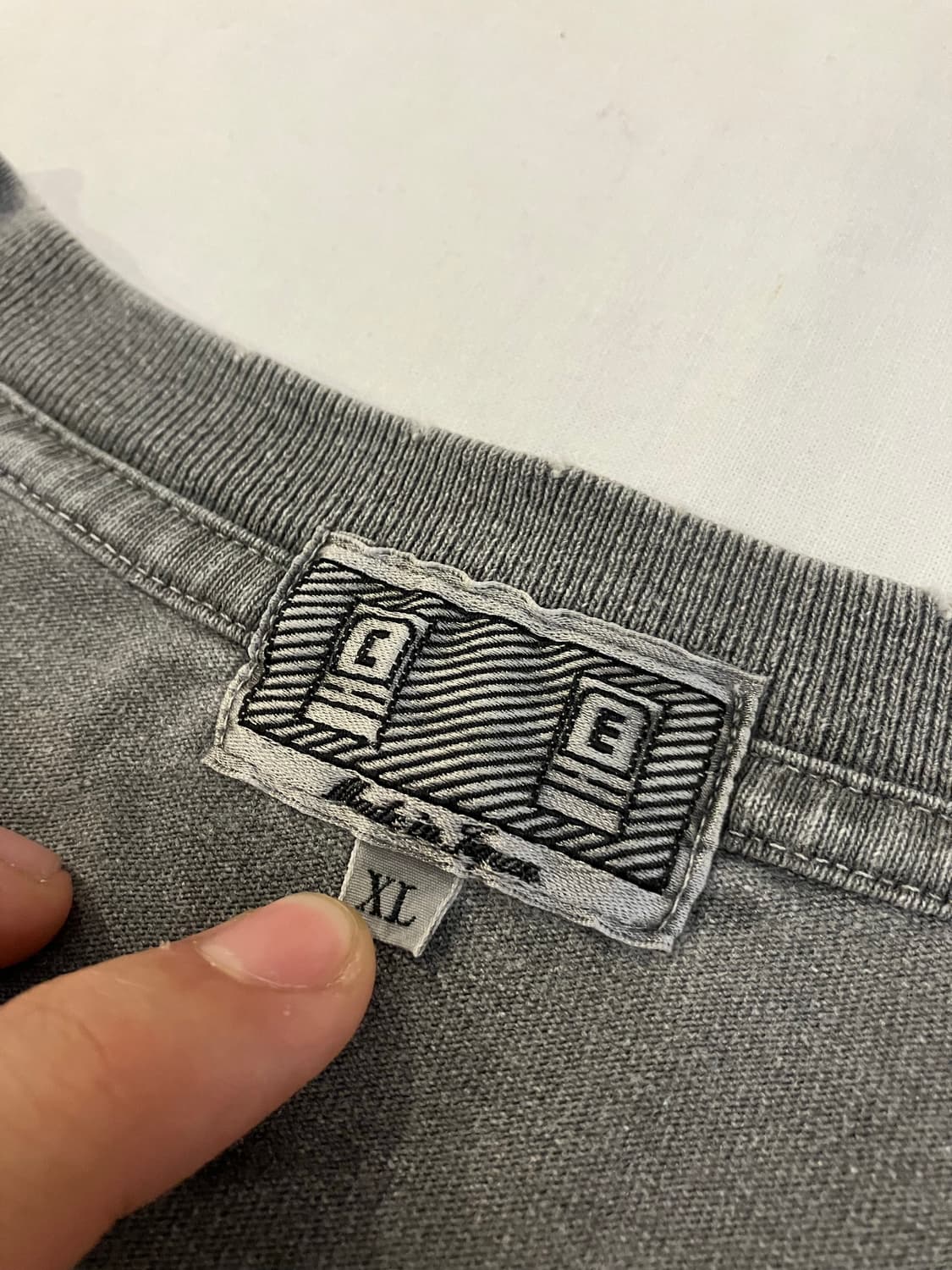 카브엠트 디스트레스드 프린팅 피그먼트 롱슬리브 그레이 상품이미지4