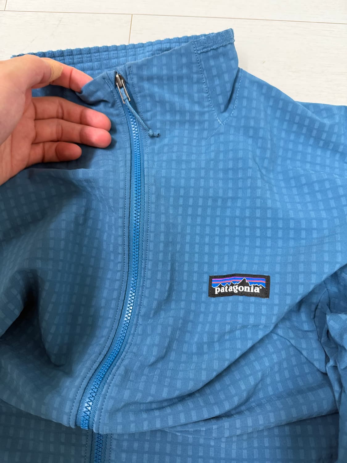 파타고니아 R1 풀집 자켓 블루 색상 M사이즈입니다. 보시는 것처럼 상태 상품이미지3