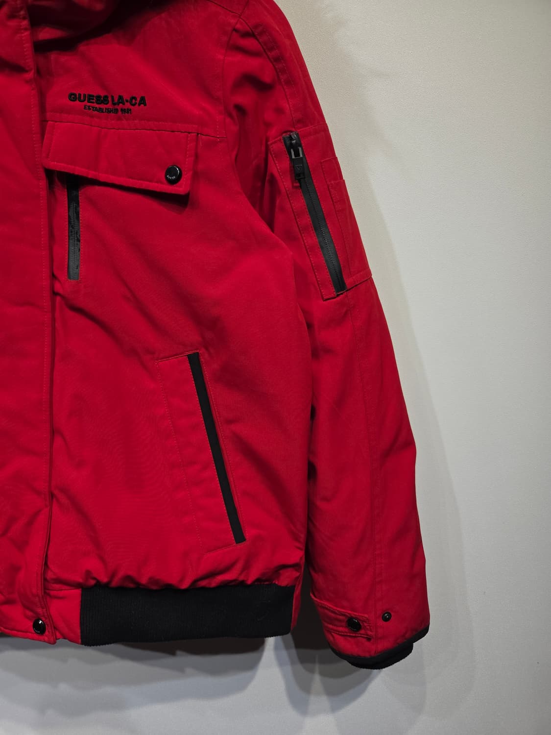 게스(GUESS) LA-CA 리얼 라쿤퍼 덕다운 점퍼 상품이미지5