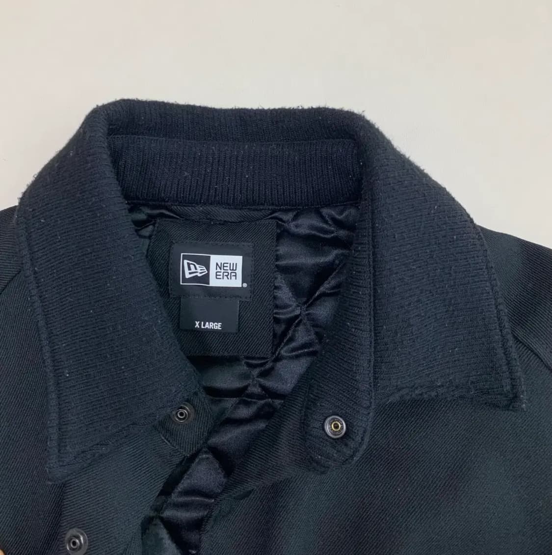 뉴에라(New Era)의 블랙 울 바시티/코치 재킷 XL 상품이미지4