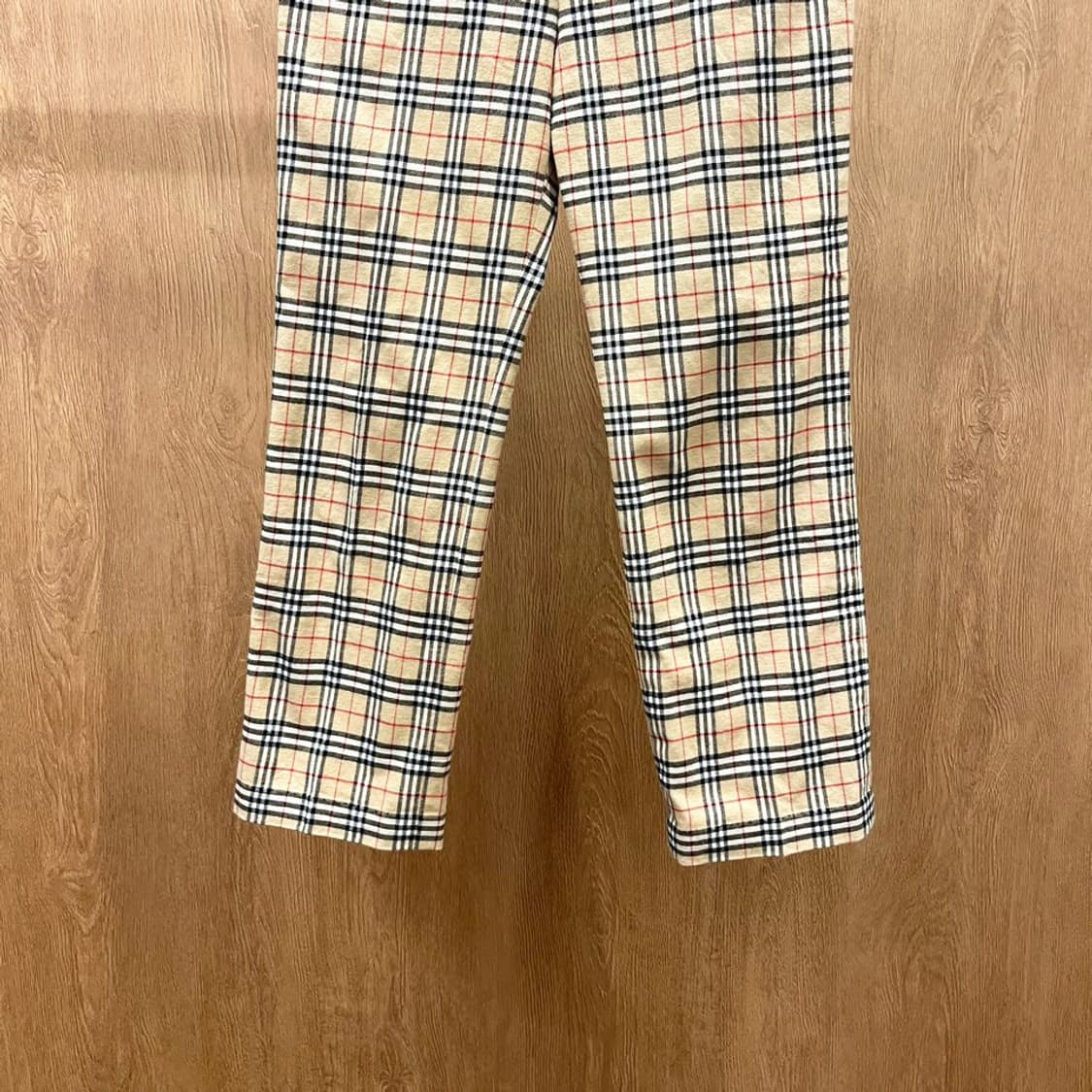버버리 블루 라벨 코튼 팬츠 체크 패턴 백 포켓 디테일 8부 베이지 상품이미지5