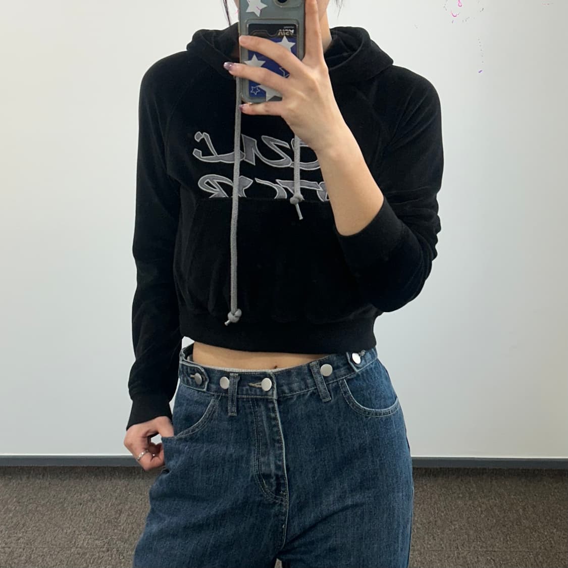 Sculptor 스컬프터 그레이 로고 블랙 벨벳 크롭 후드티 상품이미지1