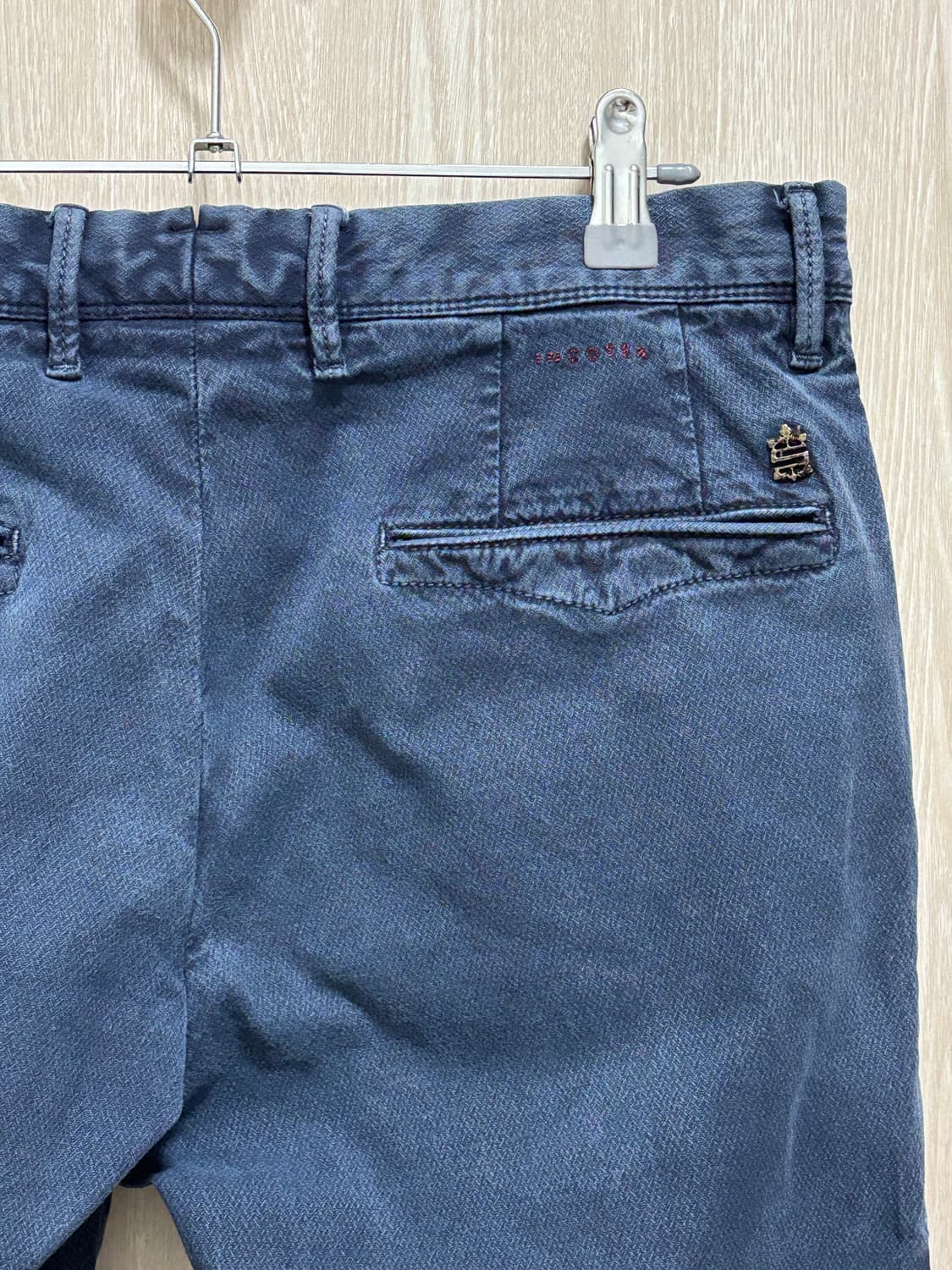 인코텍스 슬림핏 워싱 자수,메탈로고 치노팬츠31“ 상품이미지1