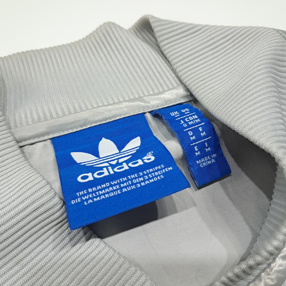 CK129 M 아디다스 니고 25 협업 실버 새틴 빅로고 봄버 자켓 상품이미지3