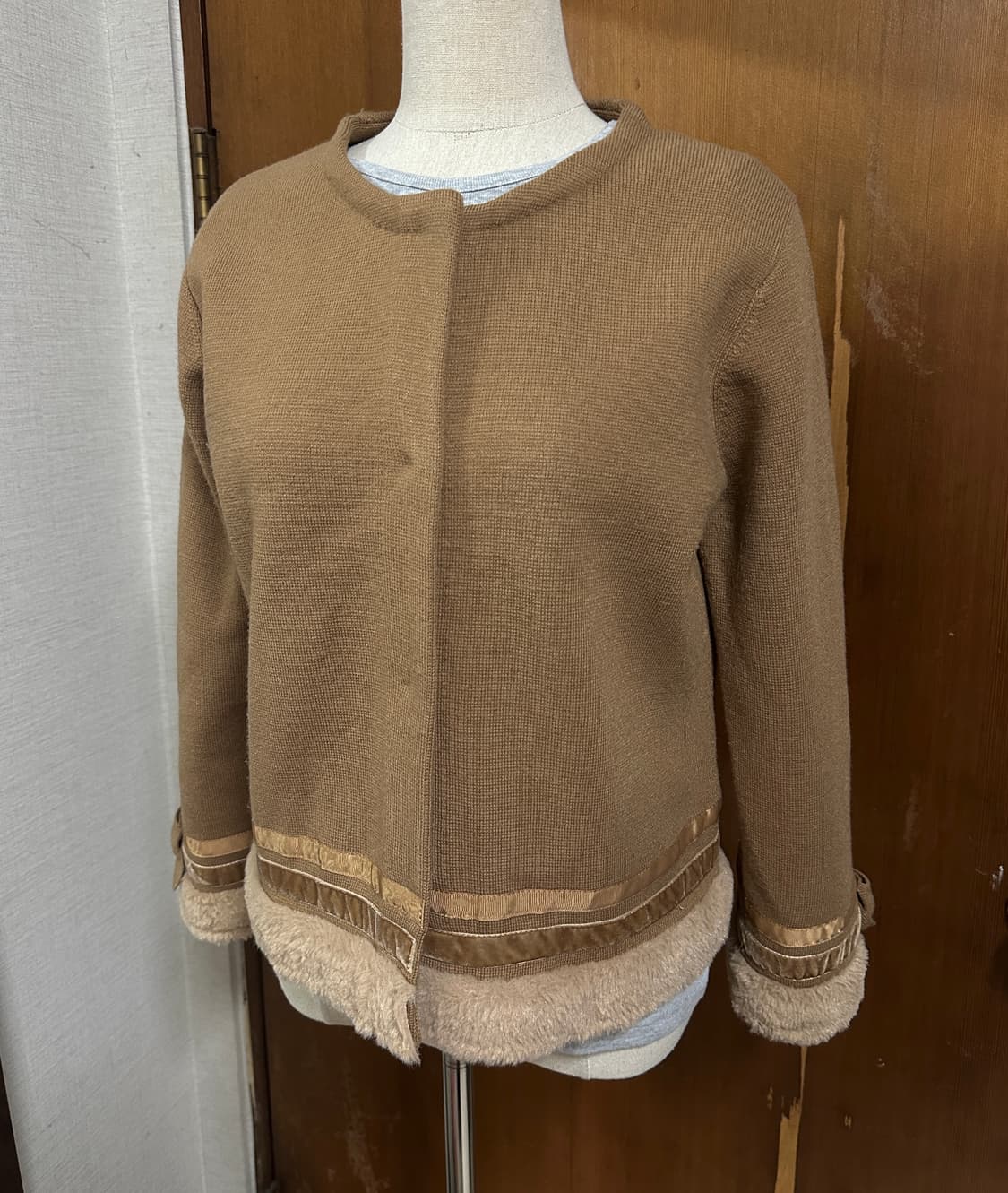 gallery visconti 리본 퍼 라떼 가디건 상품이미지7