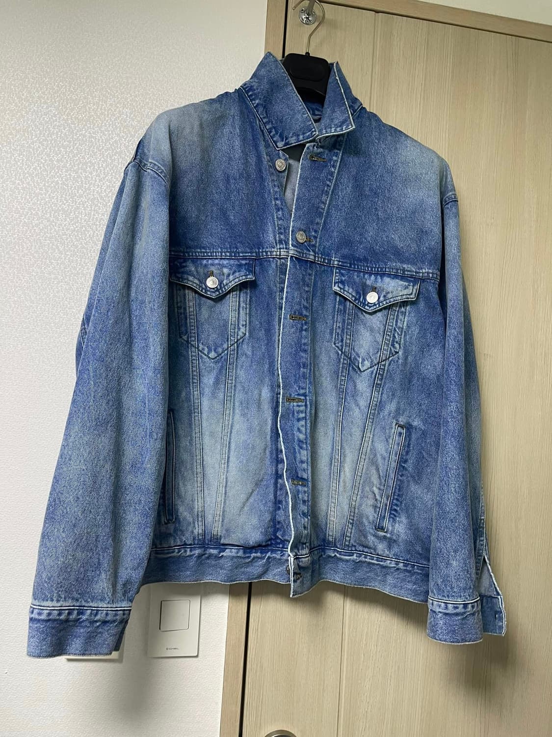 [S] 발렌시아가 중청 네온 스프레이 데님 오버핏 자켓 상품이미지3