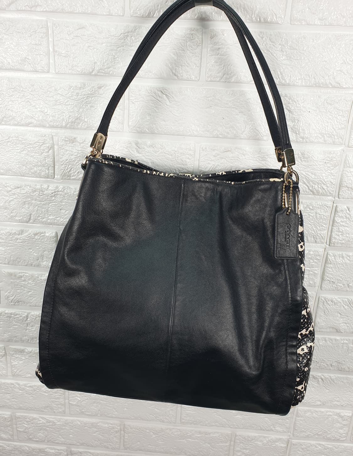 코치 뱀피 엠보싱 레더 숄더백 상품이미지5