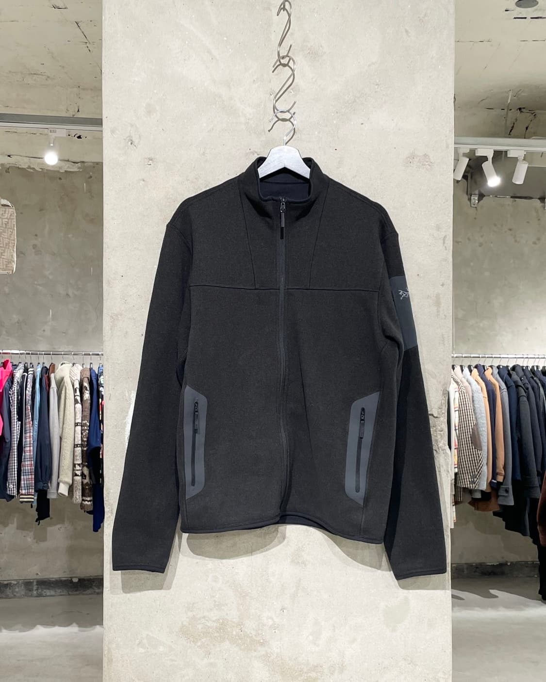 아크테릭스 맨즈 블랙 커버트 릴렉스드 핏 집업 자켓 상품이미지1