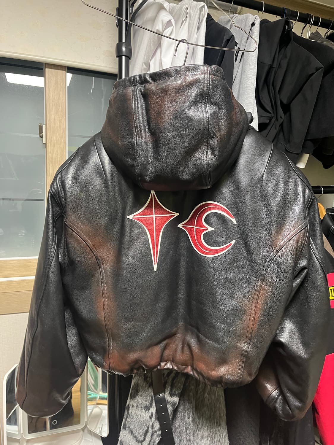 떠그클럽 빅락 레더 자켓 판매합니다. 상품이미지3