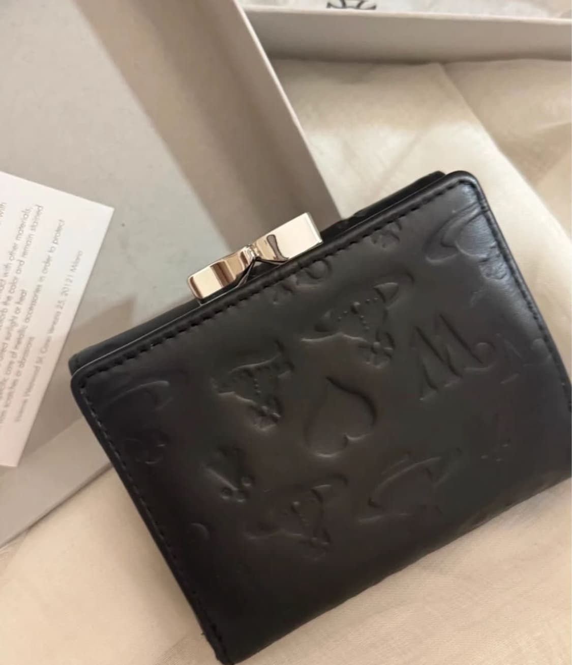 비비안웨스트우드 아카이브 펀칭 블랙 레더 은장 orb 하프월렛 반지갑 상품이미지2