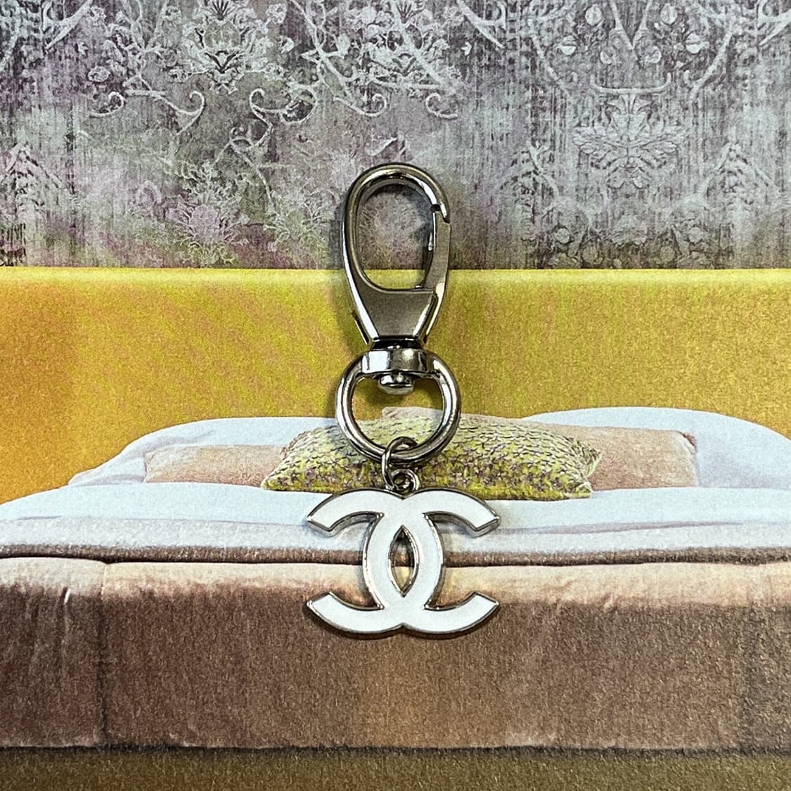 샤넬 클래식 CC 로고 실버 키링 화이트 상품이미지1
