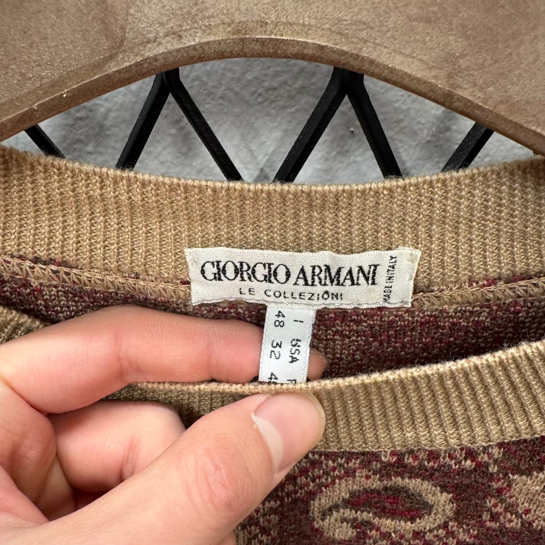 조르지오 아르마니 니트 라운드넥 모노그램 패턴 베이지 버건디 상품이미지5