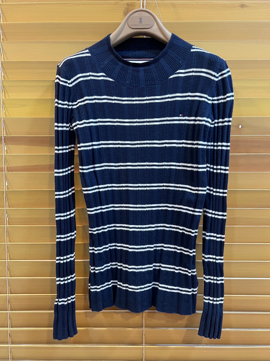 타미힐피거 여성 네이비 스트라이프 아일렛골지니트 니트티셔츠   상품이미지2