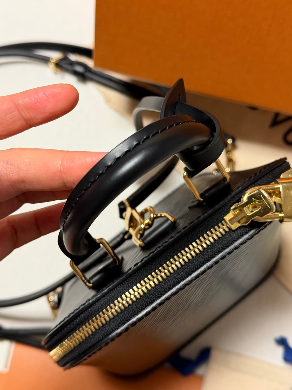 루이비통 알마 백팩 (에피 블랙) 상품이미지5