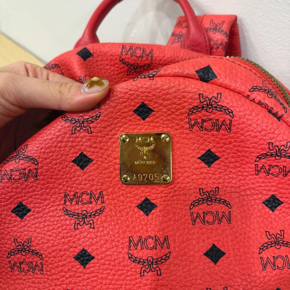 MCM 미니 백팩 모노그램 패턴 스터드 지퍼 포켓 디테일 레드 상품이미지6