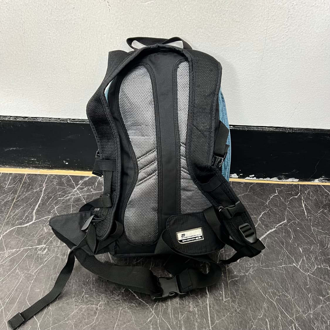 살로몬 로고 백팩 상품이미지4