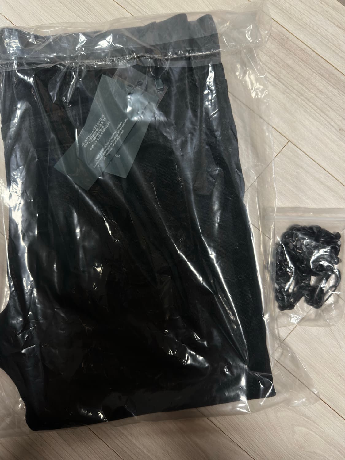 언더마이카 블랙 볼드 체인 슬림 스트레이트 왁스 코티드 진  상품이미지4