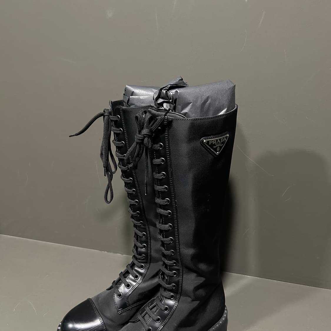 프라다 브러쉬드 레더 리나일론 레이스업 부츠 상품이미지2