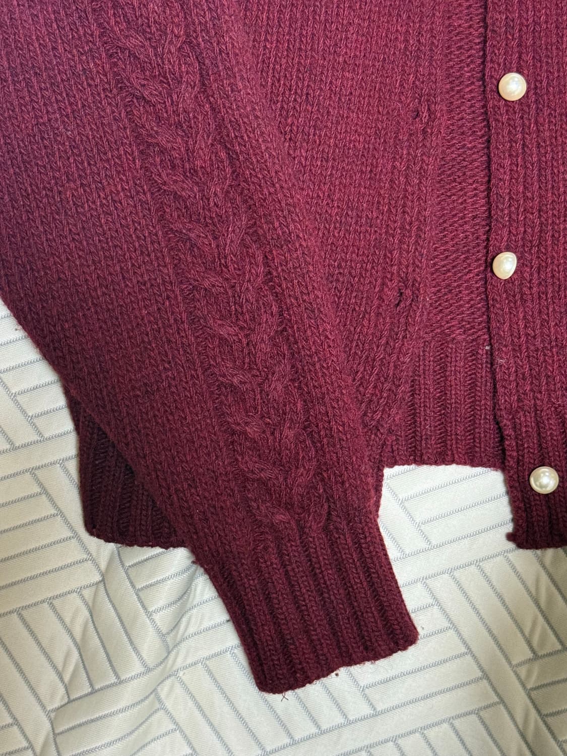 아카이브 제이투유 펄 셔틀랜드 가디건 버건디 컬러 상품이미지3