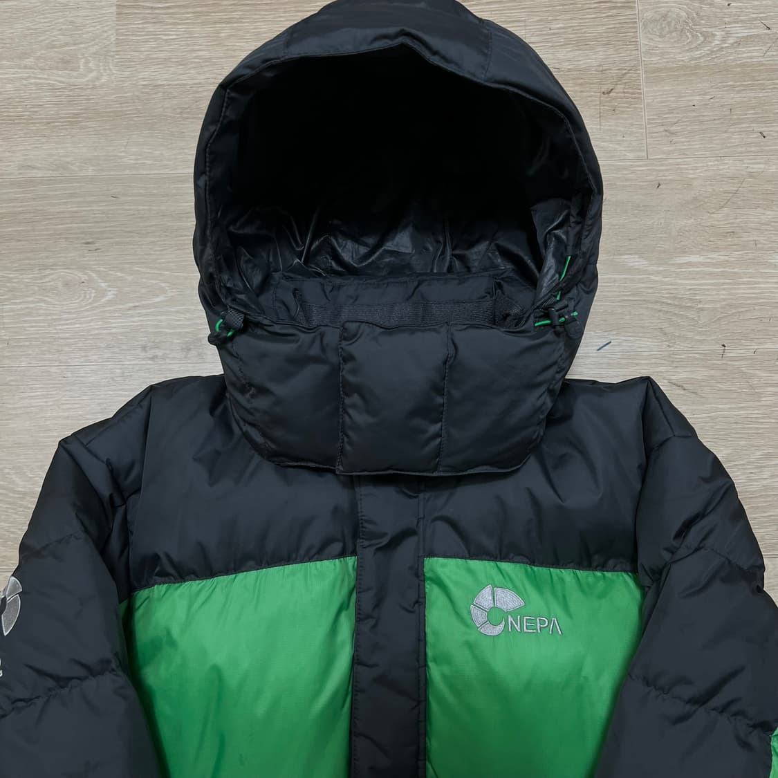 네파 이웃도어 덕다운 투톤 배색 후드 패딩 점퍼 [그린/블랙] S/90 상품이미지2