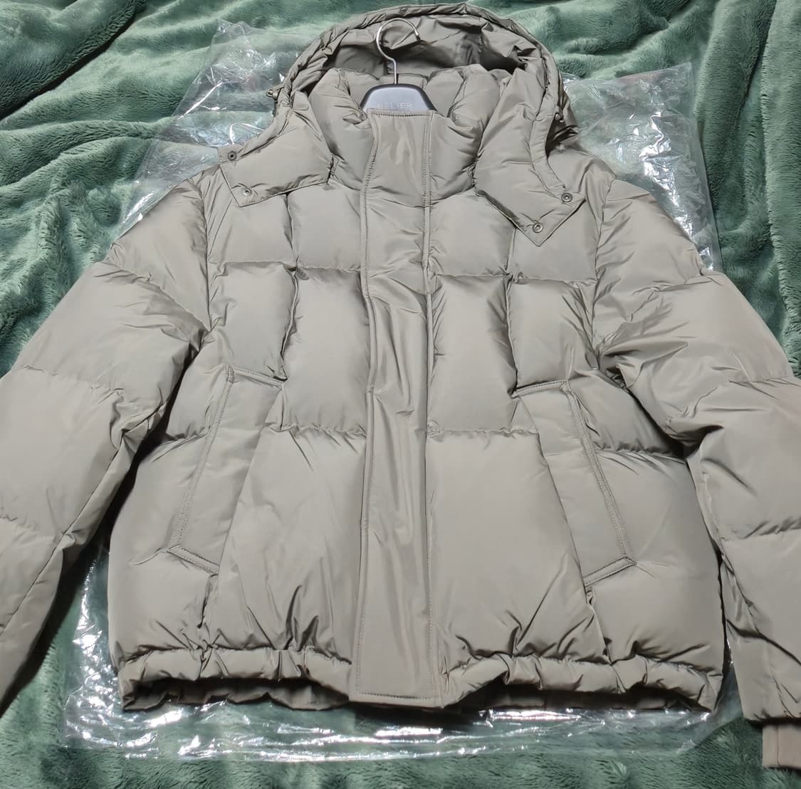 25fw 벨리에 크로스 라인 후디드 구스 다운 패딩 올리브 상품이미지1