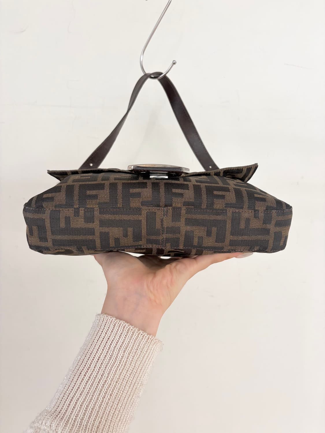 펜디 브라운 주카 미니 바케트 숄더백  상품이미지6