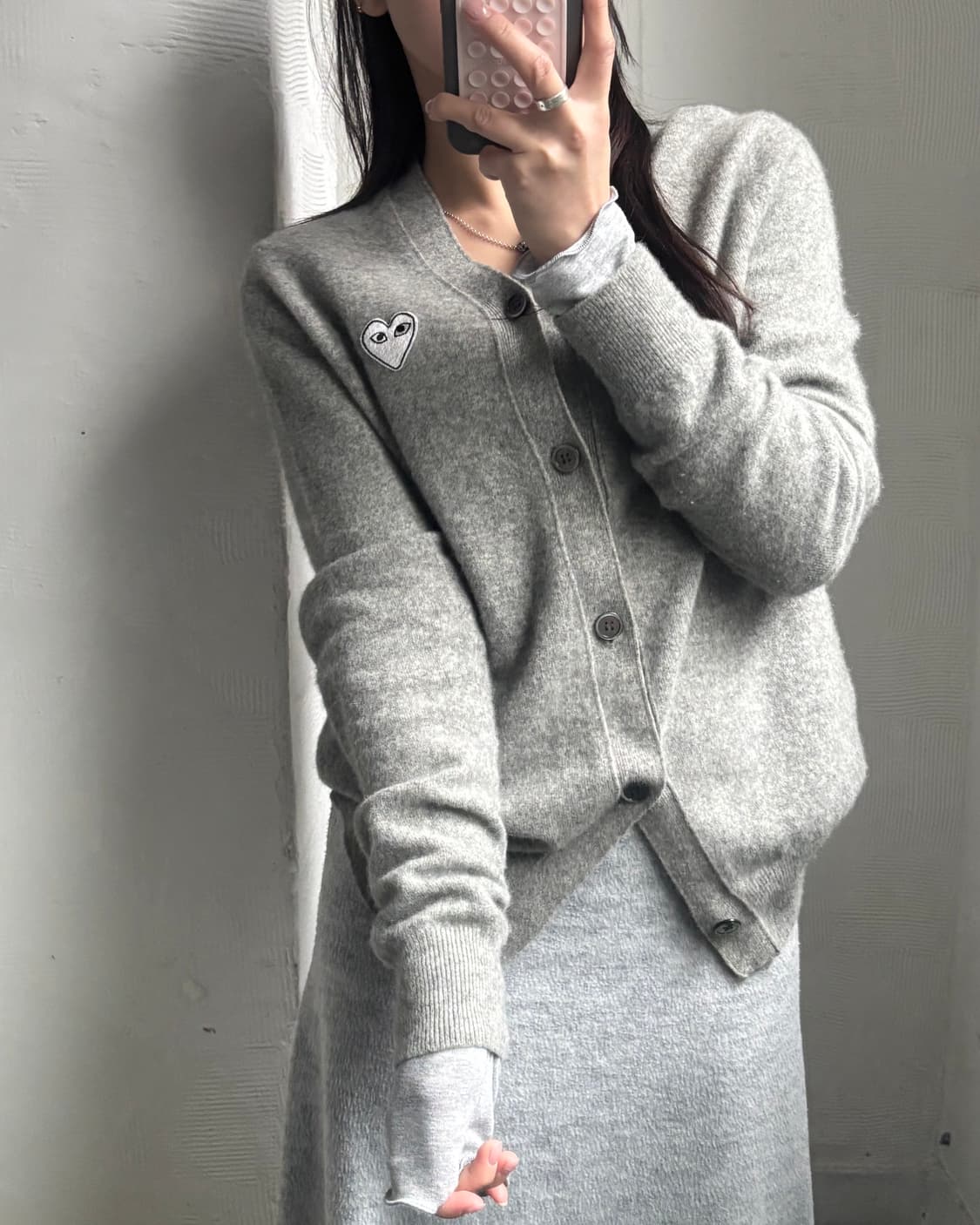 COMMEdesGARCONS 꼼데가르송 화이트 와펜 그레이 컬러 브이넥  상품이미지1