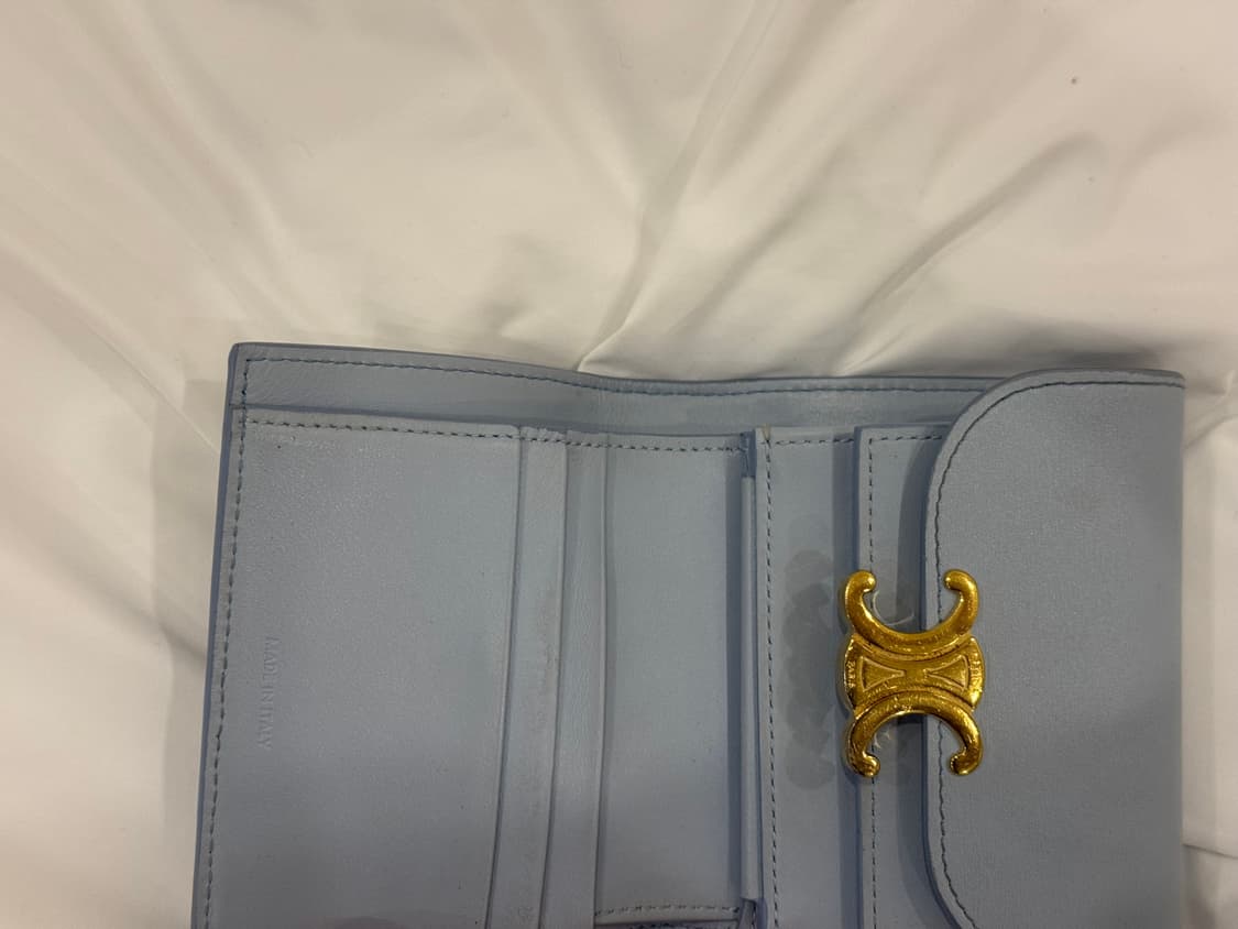 셀린느 트리옹프 샤이니 카프스킨 플랩 카드 지갑 페일 블루 상품이미지4