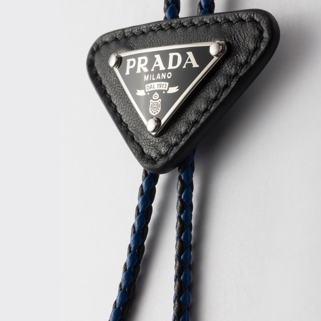새상품 프라다 볼로 타이 가죽 메탈 트라이앵글 로고 넥타이 상품이미지4