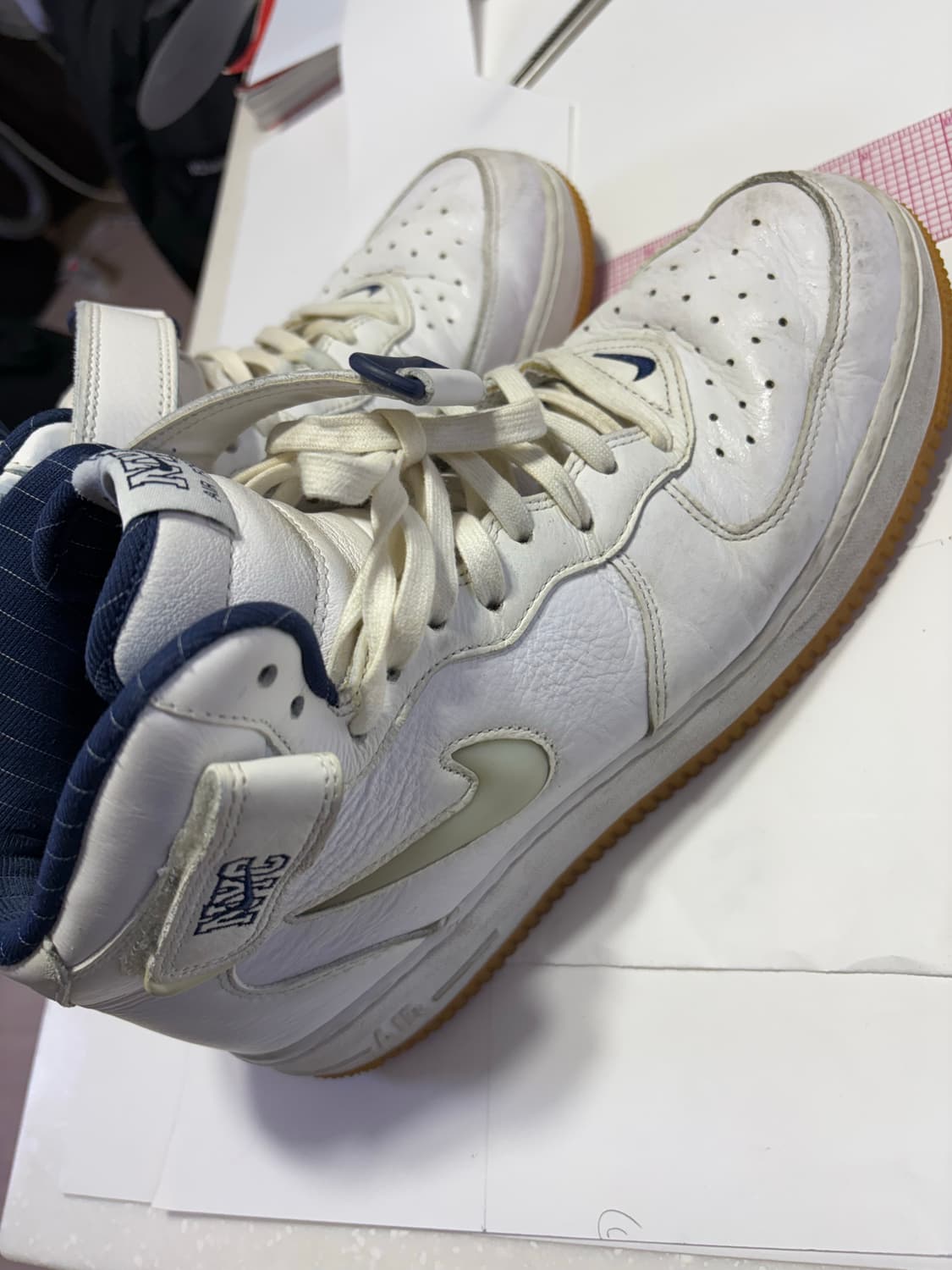 나이키 에어포스 1 미드 QS NYC 화이트 미드나잇 네이비 상품이미지1