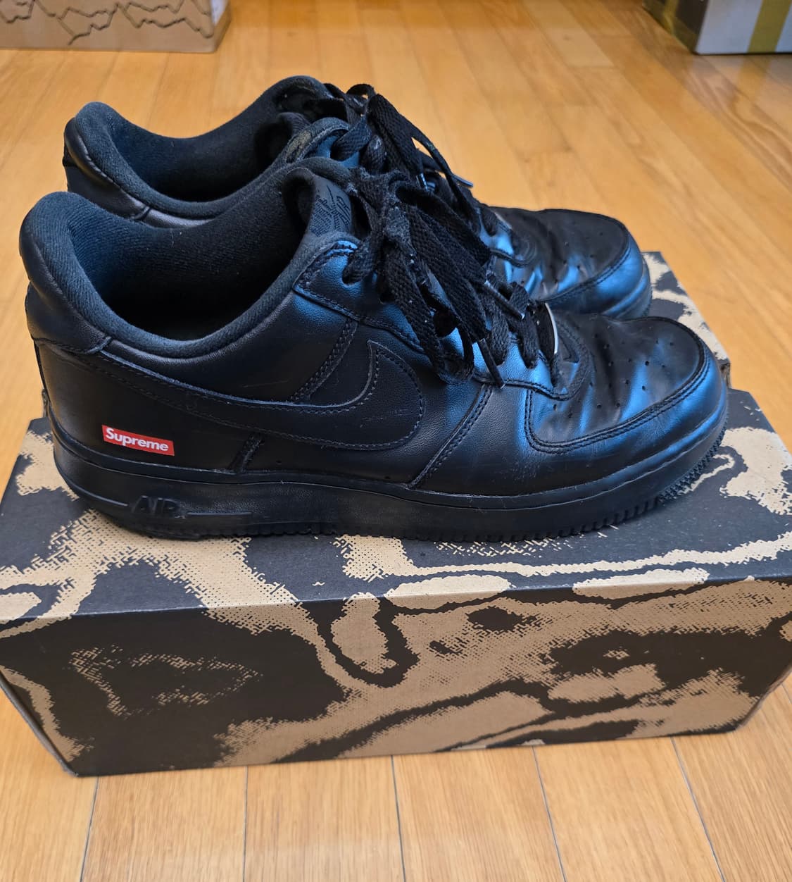270->275교환) 나이키 에어포스 1 슈프림 블랙 270 상품이미지1