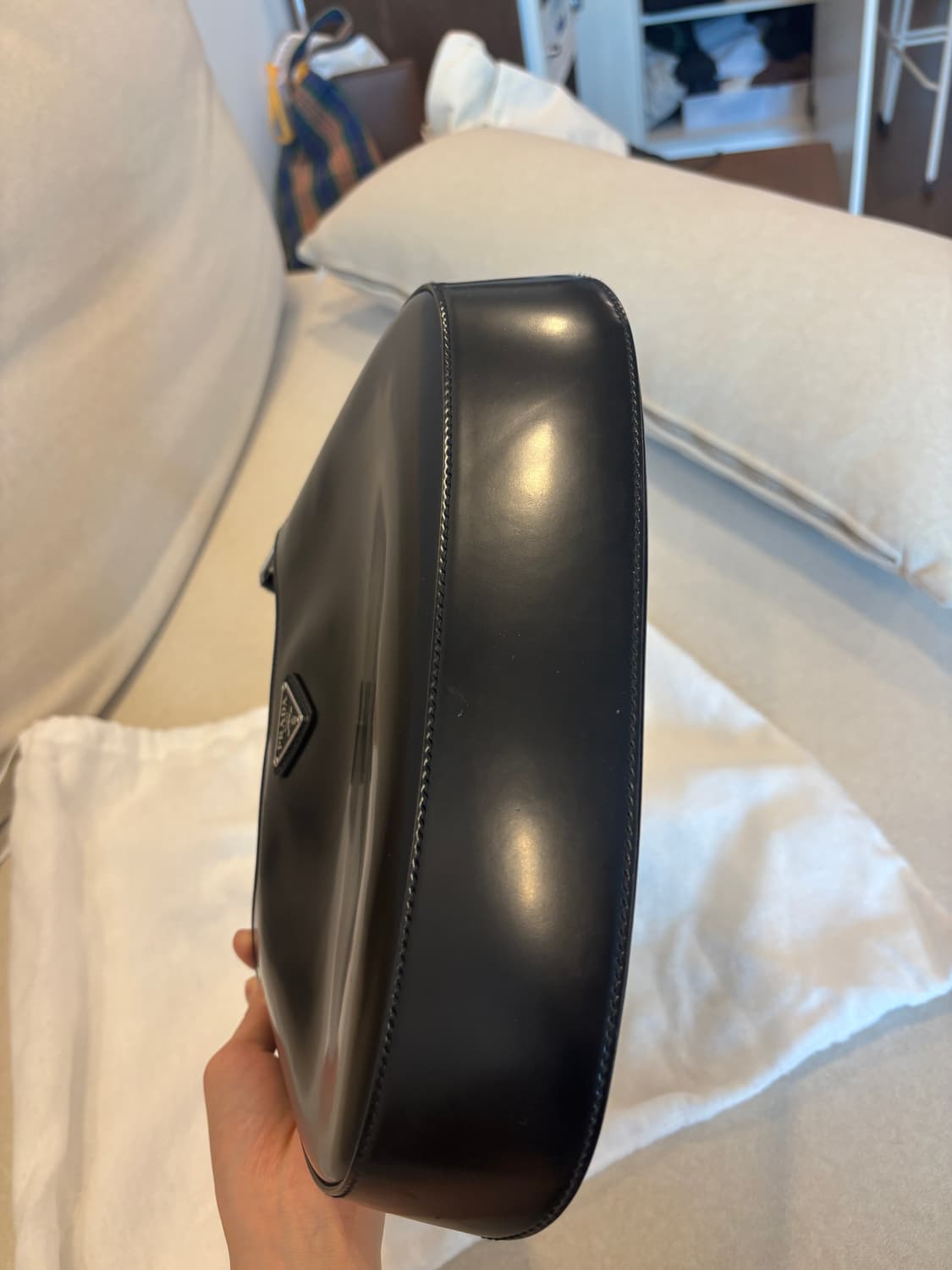 프라다 클레오 브러시드 레더 숄더백 상품이미지5