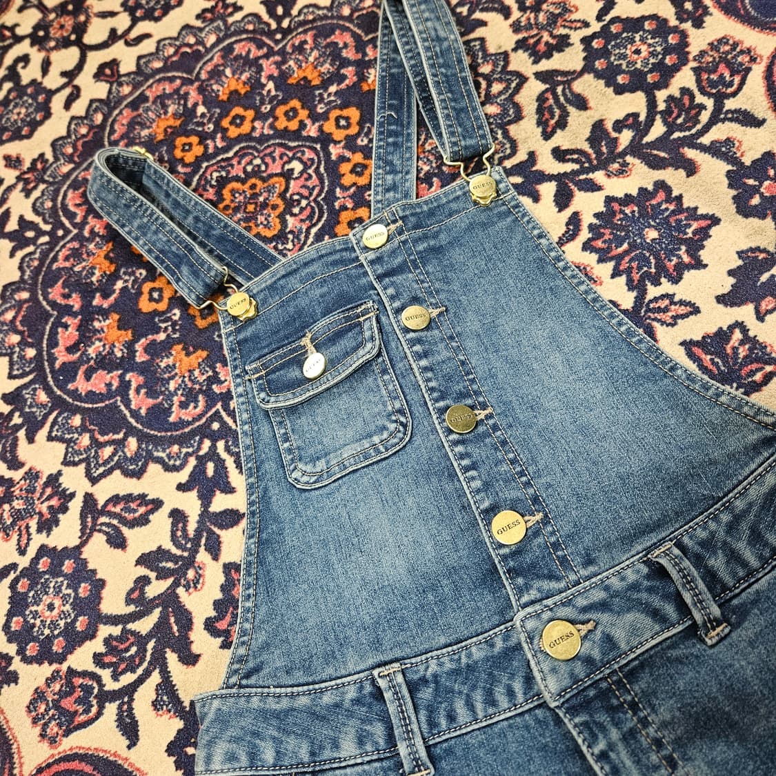 게스(GUESS) 골든 버튼 데님 멜빵 반바지 26 상품이미지4