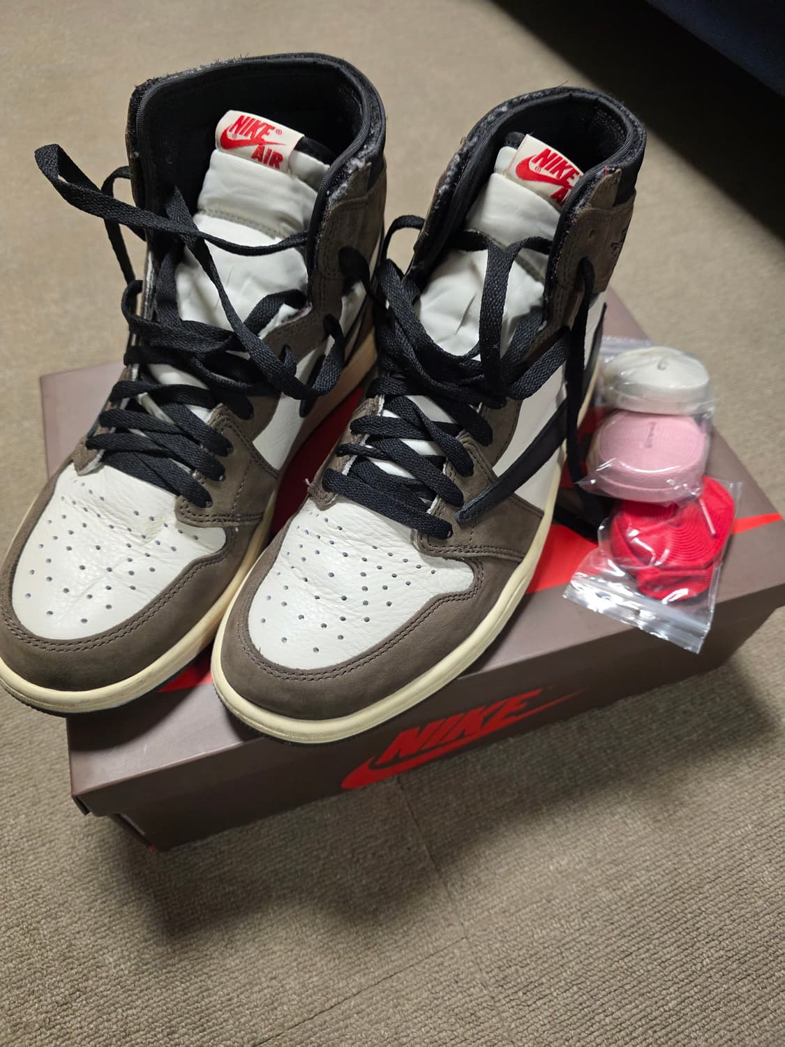 [280] 나이키 에어 조던 1 트래비스 스캇 모카 상품이미지1